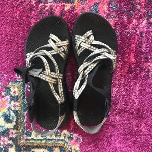 Women’s Chacos w/toe strap